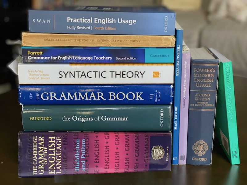 Estantería con libros usados ordenados para su valoración